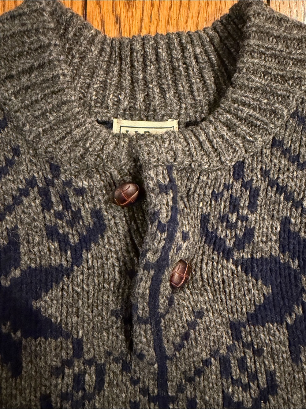 L.L.Bean men’s Fair Isle Henley 100% lambswool Sweater, size medium, grey/navy - Picture 4 of 8